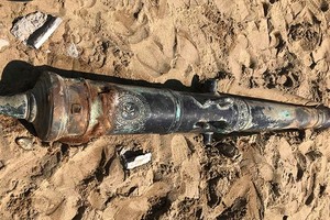 出土的阮朝銅炮完整無缺，尺寸小但花紋精緻。（圖源：互聯網）