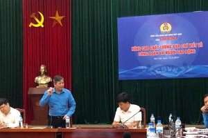 越南勞動總聯團常務副主席陳清海（左二）在研討會上發言。（圖源：明珠）