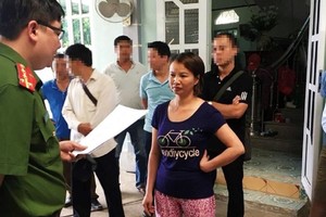 警方向陳氏賢宣讀緊急拘押令。（圖源：Vietnamnet）