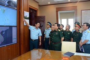 國防部長吳春歷大將視察國防部所屬越南直升機總公司的18兵團司令部。（圖源：維同）