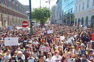 當地時間24日，歐洲議會選舉之際，數以百萬的氣候倡議青年在歐洲各國展開示威，籲採取行動對抗全球變暖。（圖源：互聯網）