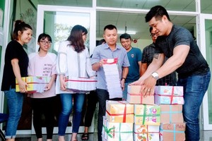 市華語成人教育中心於昨(25)日向市教育與培訓廳轉交1737本練習簿。