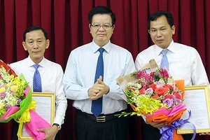 中央組織部副部長梅文政（中）向武成統同志（左）和黎光孟同志頒發人事委任《決定》。（圖源：九龍）