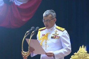 泰國國王瑪哈‧哇集拉隆功主持會議並宣佈國會開幕。