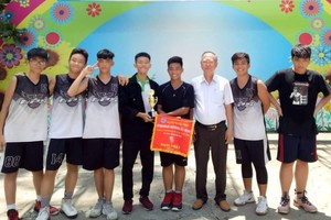 穗城會館理事長盧耀南頒獎給奪得第一名的李鋒中學籃球隊。