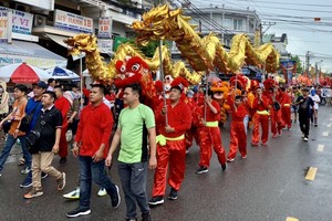 第五郡豪勇堂龍獅團參加遊行。