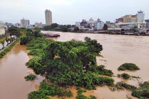 芒街市暴雨引發洪水，導致一人失蹤、數十艘滿載貨物的船隻被擊沉，該市多條交通幹線受淹。（圖源：VTC News）