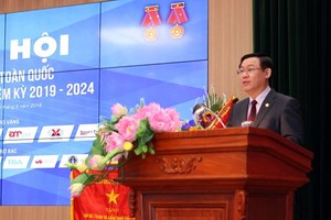 政府副總理王廷惠出席會議並發表講話。（圖源：誠鐘）