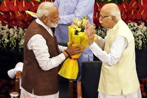 印度總統科溫德（右）25日正式任命莫迪（左）為新總理。（圖源：互聯網）