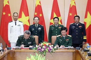 兩國國防部長見證備忘錄簽署儀式。（圖源：越通社）