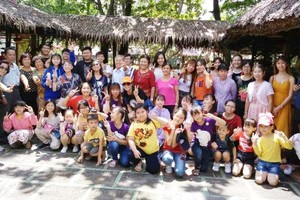 師生們在平貴旅遊區拍照留念。