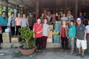 本市華人熱心人士組團前往西寧省錦豐寺殘疾老人和孤兒院，探望該院約226位殘疾無依的長者和孤兒。