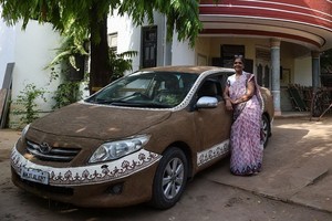 女司機用混有泥的牛糞塗滿了自己汽車的車身。（圖源：互聯網）