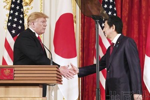 日本首相安倍晉三和美國總統特朗普27日在首腦會談上就日美貿易談判一致同意，將朝著儘快談妥加快磋商。（圖源：共同社）
