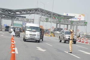 交警在高速公路檢查車輛。（圖源：VOV）