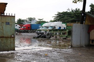 第九郡新富坊黃友南街一個集裝箱車存車場儘管非常簡陋，但因存車需求大 而經常沒剩空位。