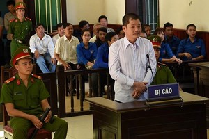 被告人黎國平站在被告席上答法官問案。（圖源：PLO）