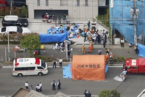 急救人員在持刀傷人事件現場對傷者進行救護。（圖源：互聯網）