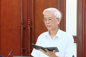 越南祖國陣線中央委員會民主與法律諮詢委員會專家杜維常在會上發言。（圖源：潘草）