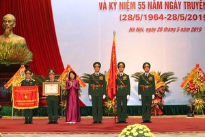 國家副主席鄧氏玉盛（左三）向對外局頒授“人民武裝力量英雄”稱號。（圖源：孔明慶）