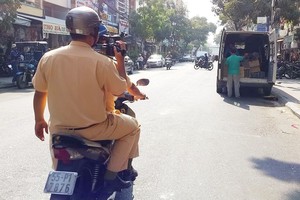 交警在路上巡邏抓拍違規者。（圖源：VOV）