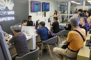 香港客戶在華為客戶服務中心查詢或維修手機。（圖源：互聯網）