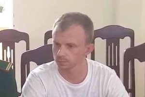 被國際刑警組織發佈通緝令的犯罪嫌疑人Garvilor Inor在勞保國際口岸落網。（圖源：民越）