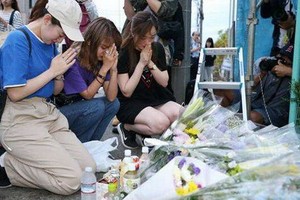 人們在事件現場擺上鮮花，為逝者祈福。（圖源：互聯網）