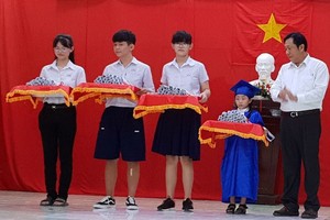 朱學光董事長向各畢業班代表頒發畢業證書。