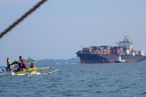 5月31日清晨，一艘加拿大政府派遣的貨船將6年前堆放在菲律賓的69箱垃圾運出菲北部蘇比克灣自由港。（圖源：互聯網）