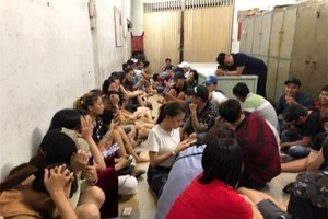 疑使用毒品的52名客人被押回第五坊公安派出所處理。（圖源：警方提供）