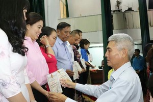 第五郡人委會副主席張庚波向典範勞工 頒獎狀。