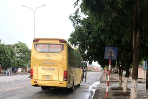 警方截停某臥鋪客車進行檢查，發現並解救2名被拐賣的婦女。圖為被截停的臥鋪客車。