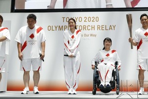 東京奧運會火炬手服裝樣式公佈。（圖源：共同社）