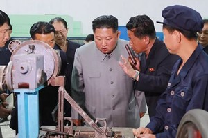 金正恩視察江界綜合精密機械廠。（圖源：朝中社）