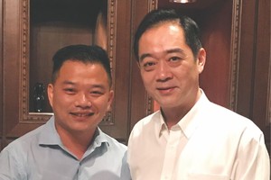 麒麟向吳駿總領事（右）贈送《滄桑彙集》初版。