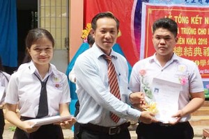 張泓輝董事長向優秀生頒獎。