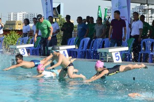 富潤郡小學生游泳天資隊參與游泳技能檢測。