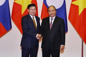 政府總理阮春福(右)會見老撾總理通倫‧西蘇里。（圖源：越通社）