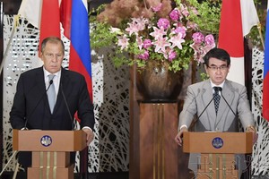 俄外長拉夫羅夫（左）與日本外相河野太郎（右）出席聯合記者會。（圖源：共同社）