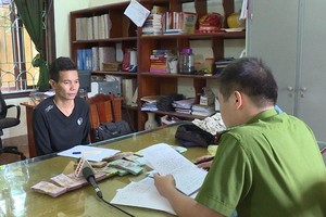 涉案嫌犯阮成南向警方調查員供述作案過程。（圖源：宣潘）