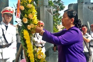 國會常務副主席從氏放在廣南省烈士陵園和越南英雄母親塑像紀念碑上香，敬獻鮮花緬懷。（圖源：段道）