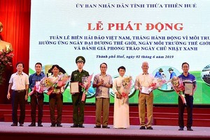 承天-順化省領導向對環保有貢獻的單位代表頒發獎狀和禮物。（圖源：公后）