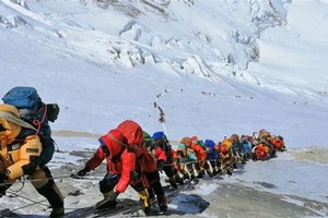 喜馬拉雅山又現攀峰意外，8 人生死未卜。圖為2019年5月22日，尼泊爾，登山客排長龍攀登珠穆朗瑪峰。（圖源：互聯網）