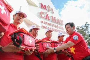 《勞動者報》總編輯蘇廷遵（右一）向模範漁民移交國旗。（圖源：黃潮）