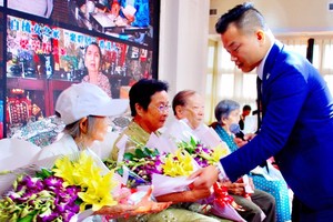 麒麟向華人文化守護者獻花致敬。