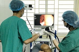 醫生採用內窺鏡技術從患者胃部取出異物。（圖源：院方提供）