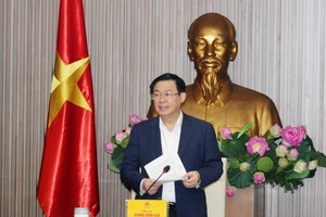 政府副總理、政府融入國際經濟跨部門指委會主任王廷惠在會議上發言。（圖源：誠鐘）