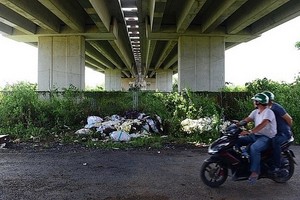 本市-隆城-油曳高速公路經守德郡長盛坊三多街路段的橋下空間成為垃圾場。
