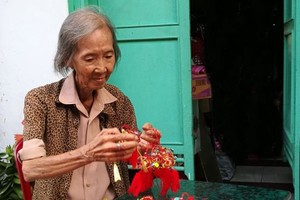 蓮姑準備好今年擺賣的花球香囊。